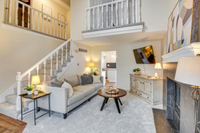 8 Mi to Dtwn Overland Park Townhome with Yard!